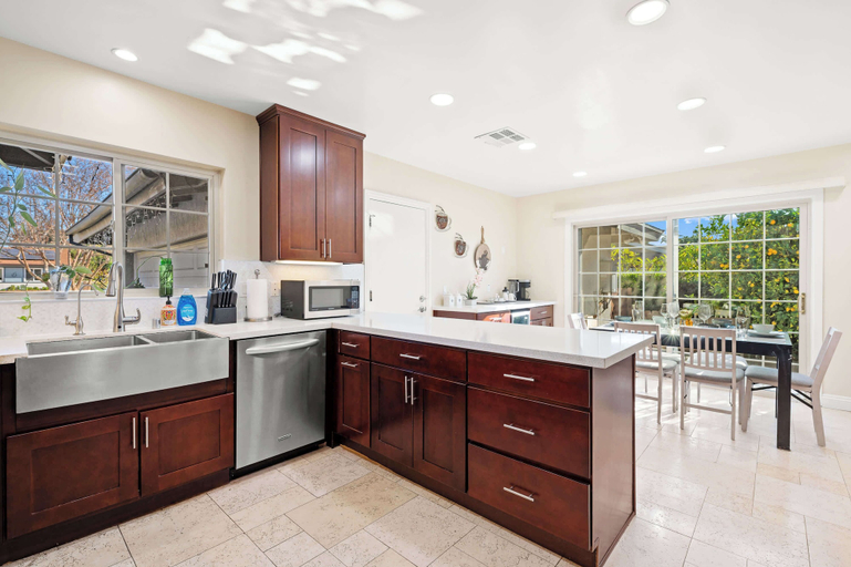 Others 5, Luxury Estate With Sparkling Pool & Elegant Amenities, Los Angeles