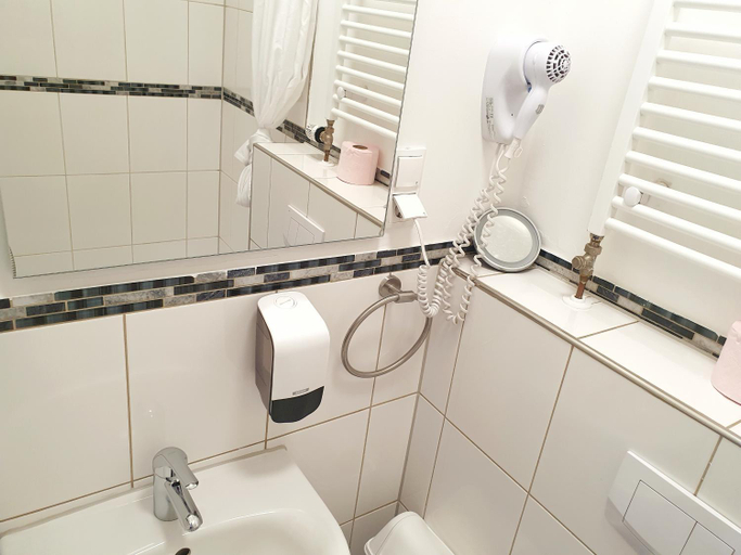 Bathroom 16