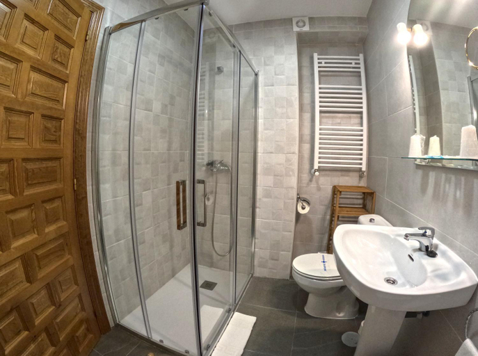 Bathroom 3, Apartamentos Javier, Cantabria