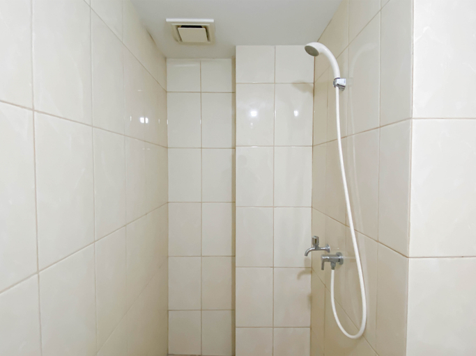 Bathroom 5, Good and Comfy 2BR at Springlake Summarecon Bekasi Apartment By Travelio, Bekasi