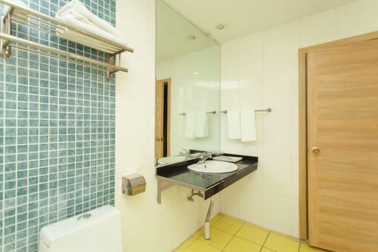 Bathroom 3, Light Living City Preferred Hotel (RT-Mart), Jiyuan shi