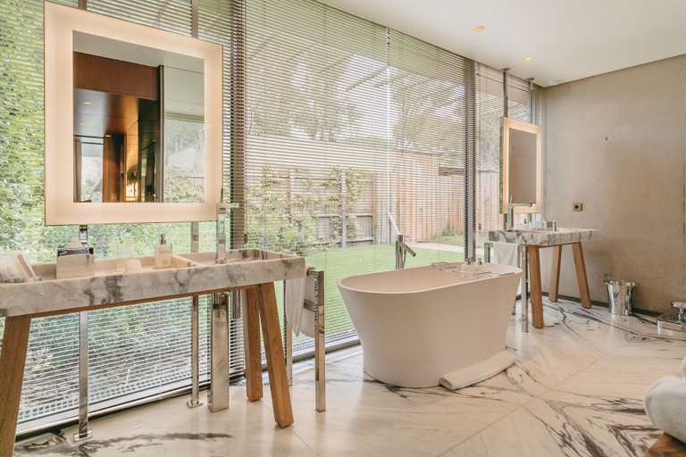 Bathroom 4, Lily of the Valley, Var