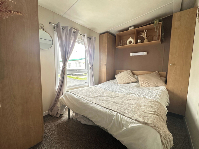 Room 4, Harwich - Caravan - Sleeps 10 - Garden - Pool, Essex