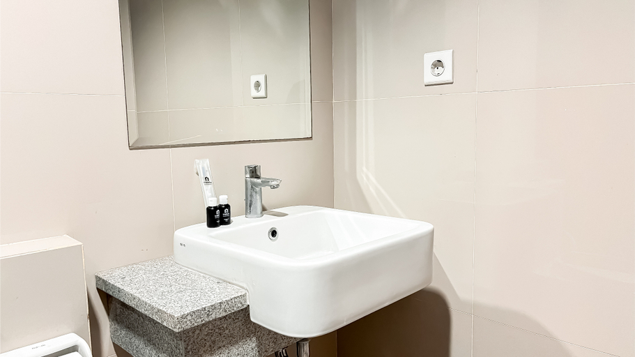 Bathroom 5, Spacious and Comfortable 3BR Apartment at Lucky Tower Residence By Travelio, Jakarta Barat