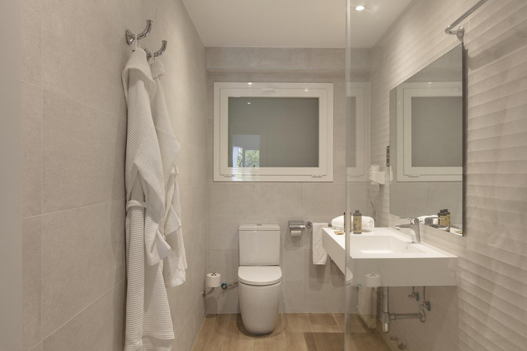 Bathroom 4, Rovira Hotel, Tarragona
