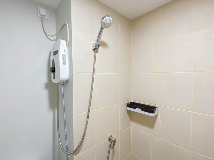 Bathroom 5, Comfy Studio Room at Meikarta Apartment By Travelio, Cikarang