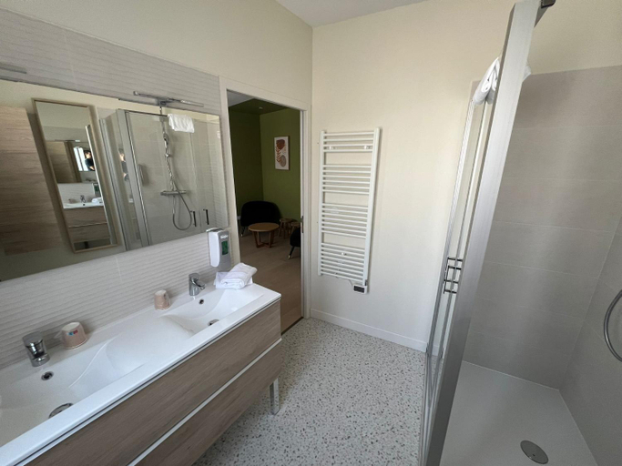Bathroom 3, Hotel Le Blason, Indre-et-Loire