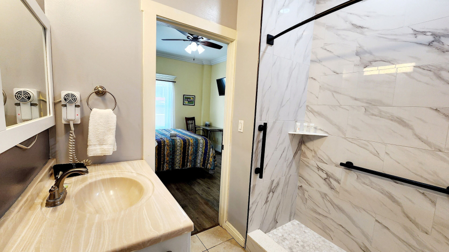 Bathroom 4, Santa Paula Inn, Ventura