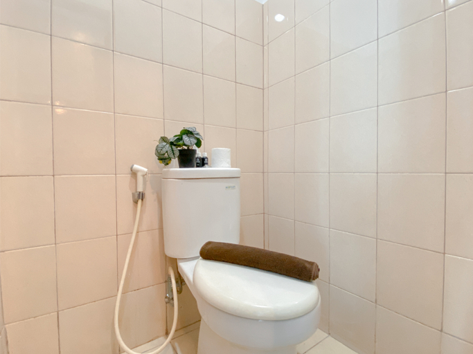 Bathroom 5, Comfy and Minimalist Studio Apartment at Tifolia By Travelio, Jakarta Timur