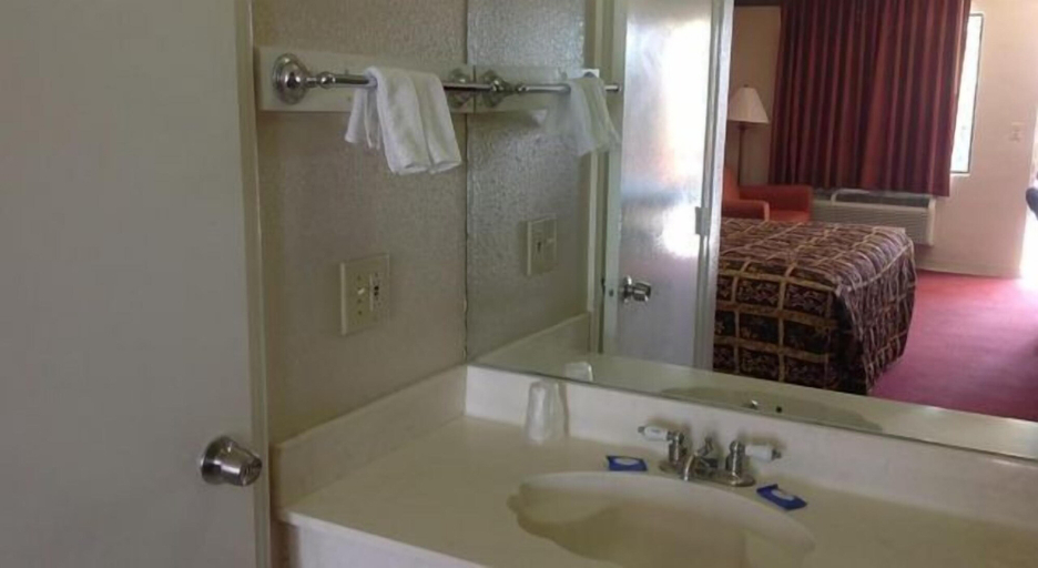 Bathroom 2, Deluxe Inn Airport, Hidalgo