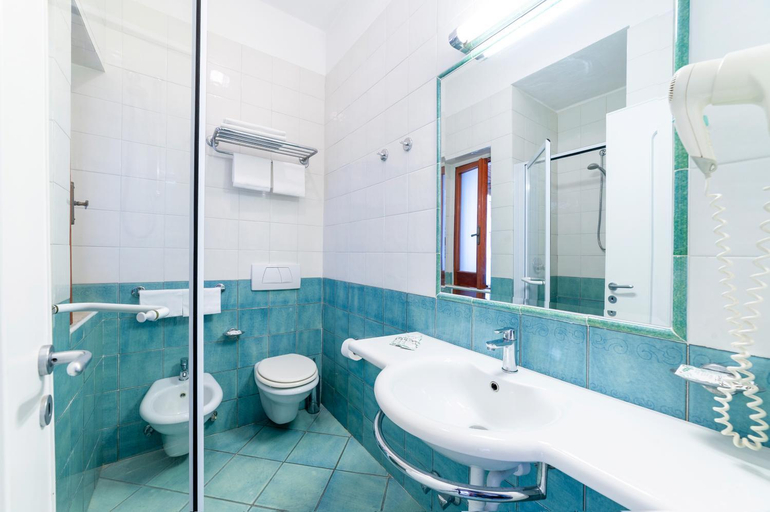 Bathroom 5, Hotel Terme Don Pepe, Napoli