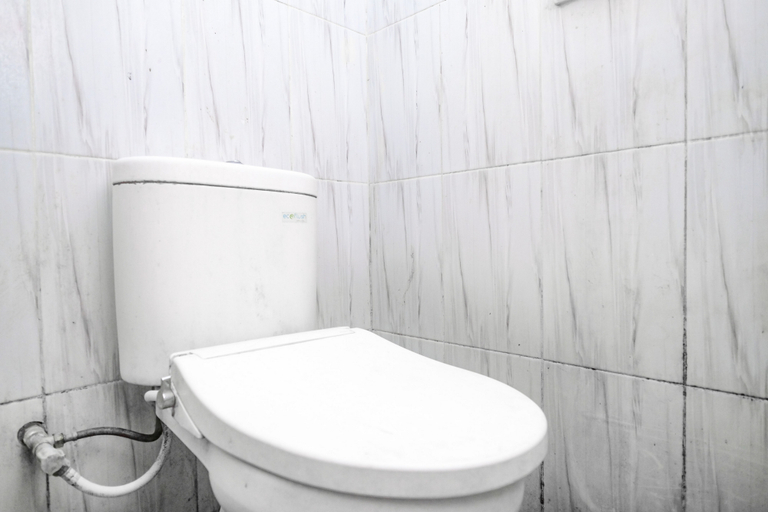 Bathroom 3, RedDoorz @ Jalan Kedawung, Malang