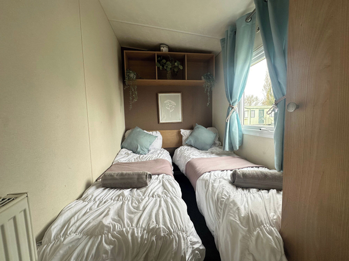 Room 3, Harwich - Caravan - Sleeps 10 - Garden - Pool, Essex