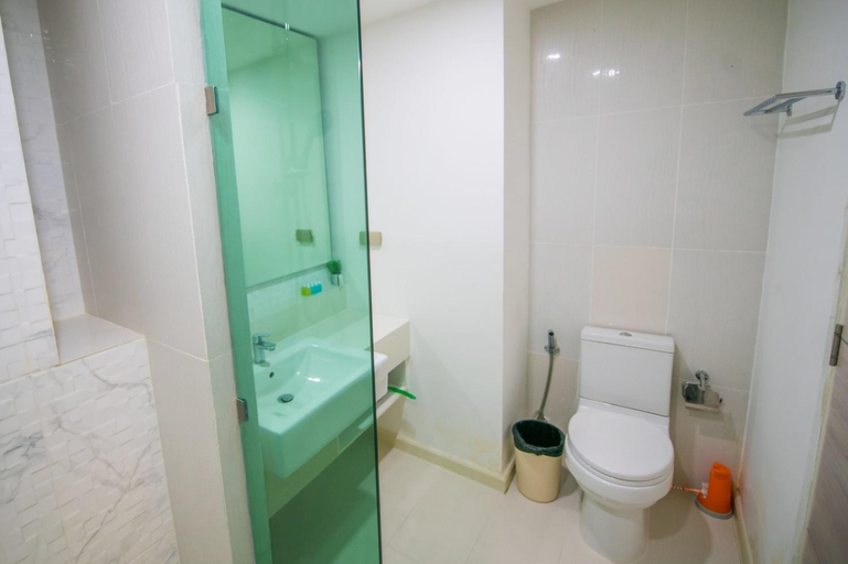Bathroom 4, Seven Seas Pattaya Poolside Room adjoining the pool, Pattaya
