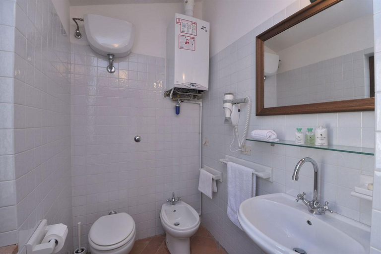 Bathroom 4, Luciana in Chianti, Siena