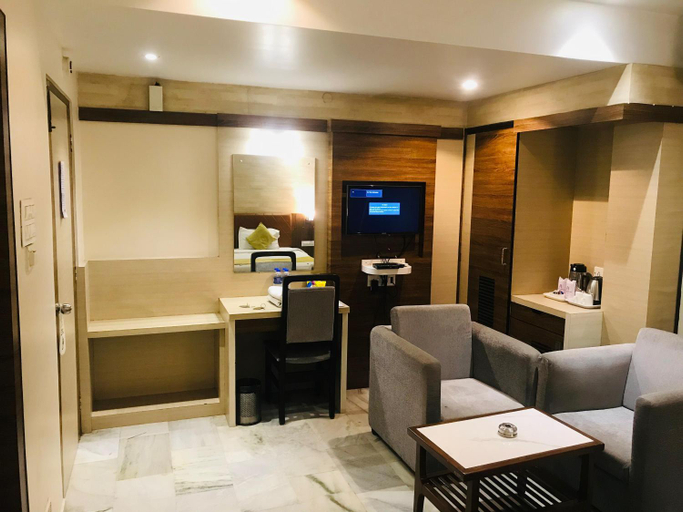 Others 3, hotel pallavi int., Kolkata