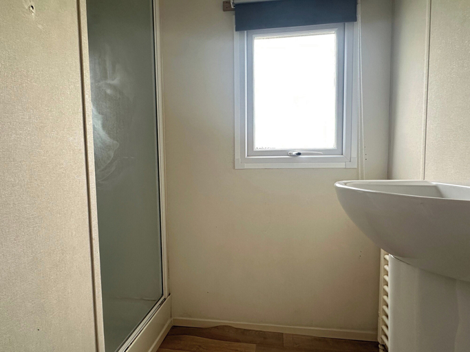 Bathroom 5, Harwich - Caravan - Sleeps 10 - Garden - Pool, Essex