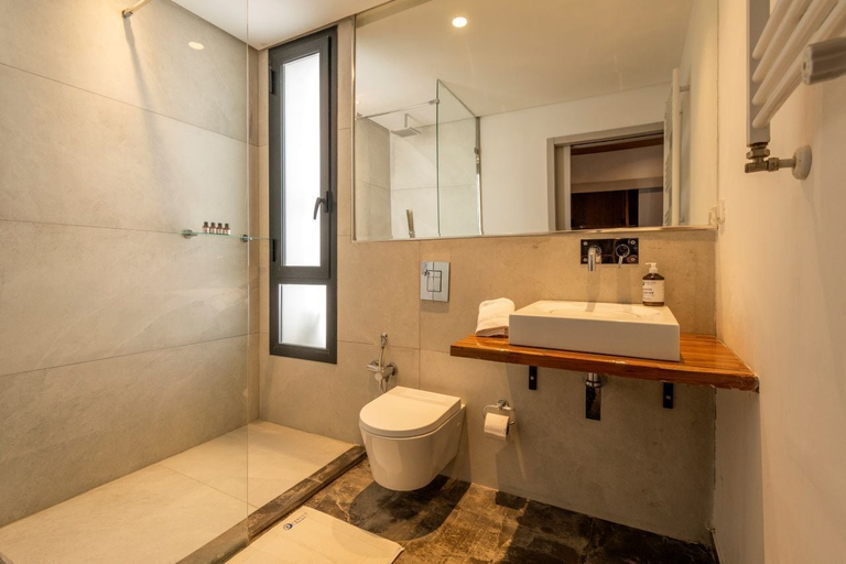 Bathroom 3, Ambre, Carthage