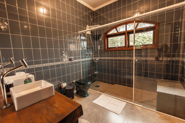 Bathroom 4, Roteiros Adorai, Piedade
