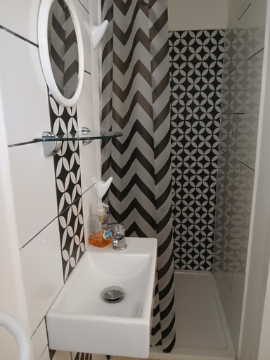 Bathroom, Ta Paolo