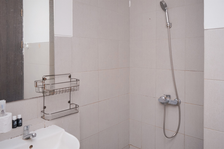 Bathroom 5, Comfy Studio Room at Bintaro Icon Apartment By Travelio, Tangerang Selatan