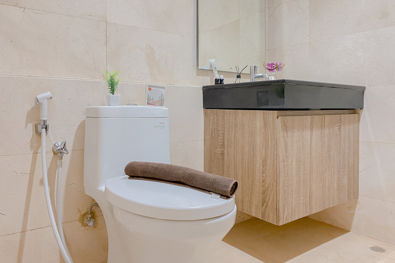 Bathroom 5, Spacious and Comfy 1BR at L'Avenue Pancoran Apartment By Travelio, South Jakarta