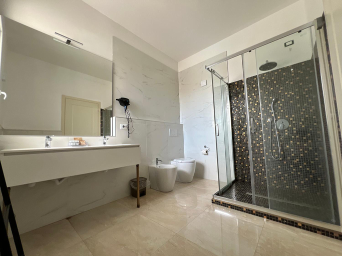 Bathroom 3, DubaiBeachotel, Ferrara