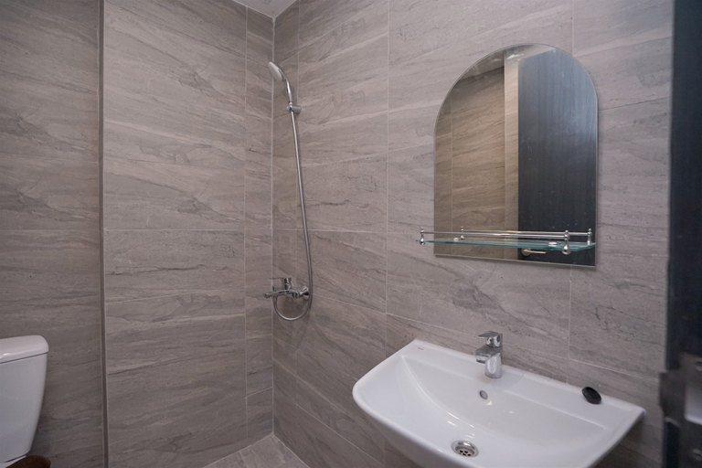 Bathroom 5, Good and Cozy 2BR at Collins Boulevard Apartment By Travelio, Tangerang