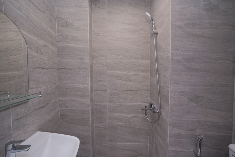 Bathroom 5, Warm Cozy Studio Room at Collins Boulevard Apartment By Travelio, Tangerang