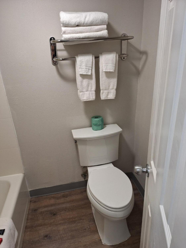 Bathroom 4, The Hotel Orange, Orange