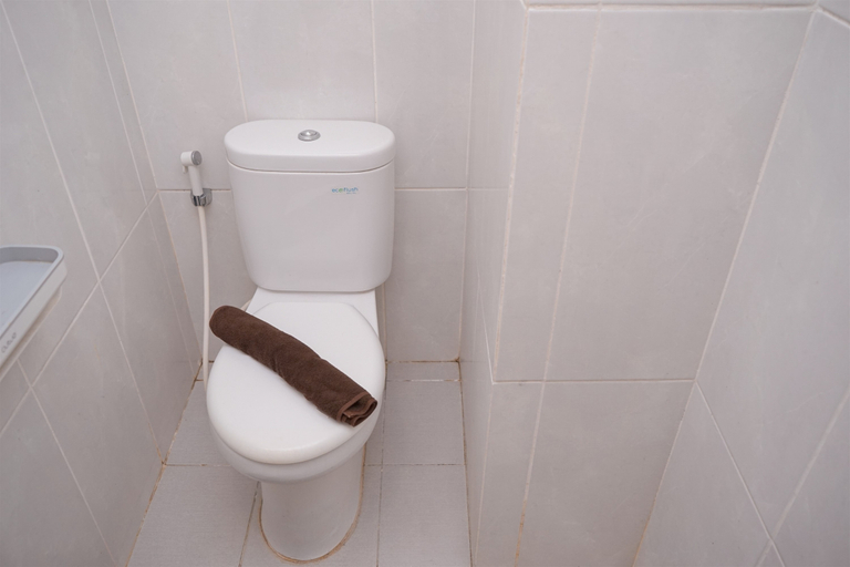 Bathroom 5, Tidy and Restful Studio at Serpong Garden Apartment By Travelio, Tangerang