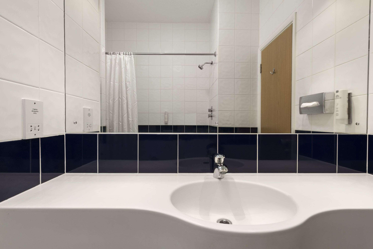 Bathroom, Days Inn by Wyndham Donington A50, Derbyshire