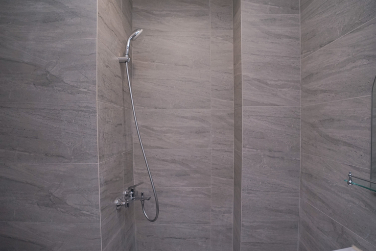 Bathroom 5, Comfortable Studio Room at Collins Boulevard Apartment By Travelio, Tangerang