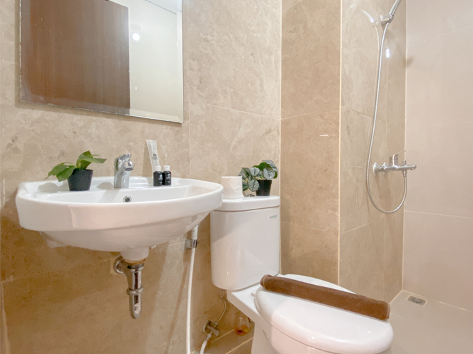 Bathroom 5, Modern Look and Cozy 2BR Apartment Transpark Cibubur By Travelio, Depok