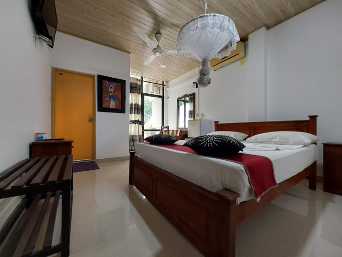 Bedroom 2, Lake Wave Hotel, N. Palatha East