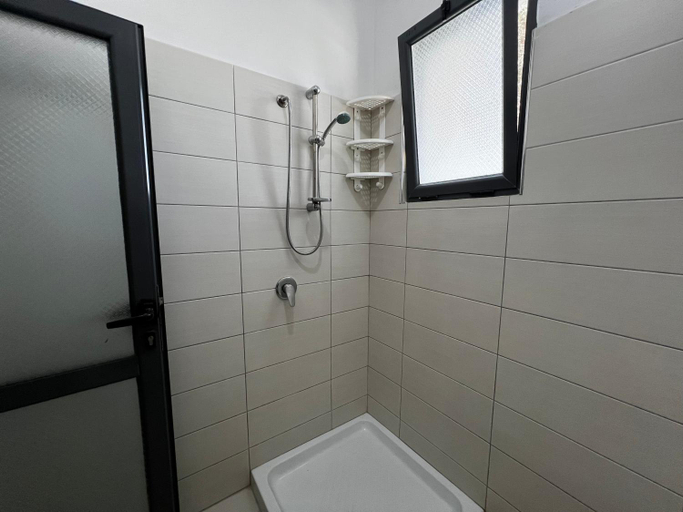 Bathroom 3, Canary Hotel, Kavajës