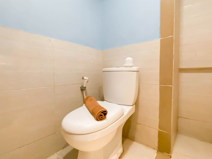 Bathroom 5, Spacious and Cozy 2BR at Apartment Meikarta By Travelio, Cikarang