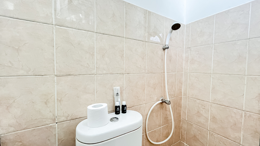 Bathroom 5, Simply 2BR Apartment at Green Bay Pluit By Travelio, Jakarta Utara