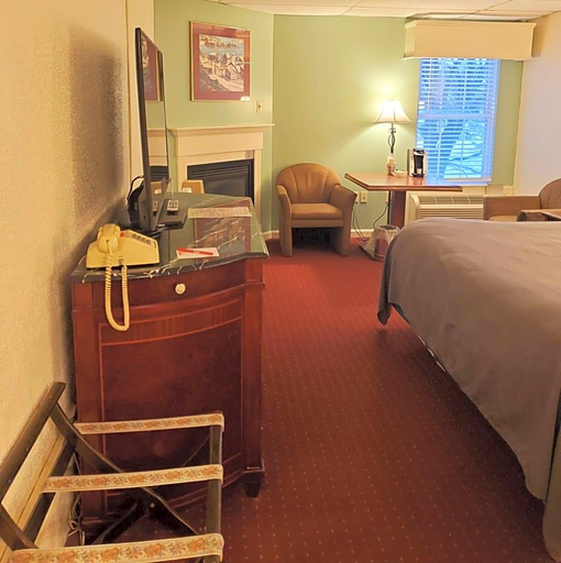 Bedroom 3, Fireside Inn & Suites Bangor, Penobscot