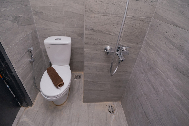 Bathroom 5, Fully Furnished and Homey Studio Collins Boulevard Apartment By Travelio, Tangerang