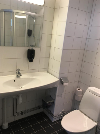 Bathroom 3, OMC Kurshotell, Öckerö