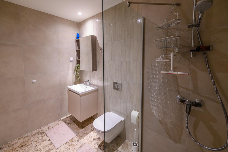 Bathroom 2, Waterfront Residences, Belgrade