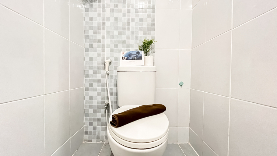 Bathroom 5, Comfort Studio at Tokyo Riverside PIK 2 Apartment By Travelio, Tangerang
