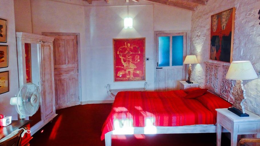 Bedroom, Neemrana's Ramgarh Bungalows, Nainital