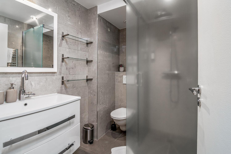 Bathroom 4, Apartments du Louvre, Paris