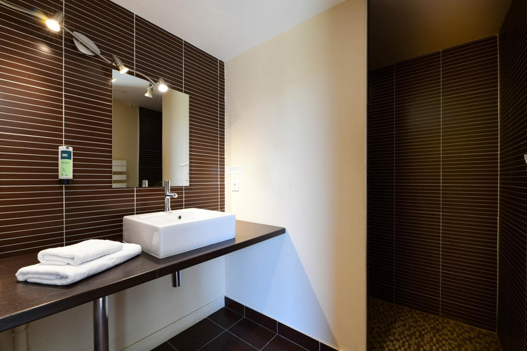 Bathroom 3, Logis Hotel & Restaurant - Auberge de Larressingle, Gers