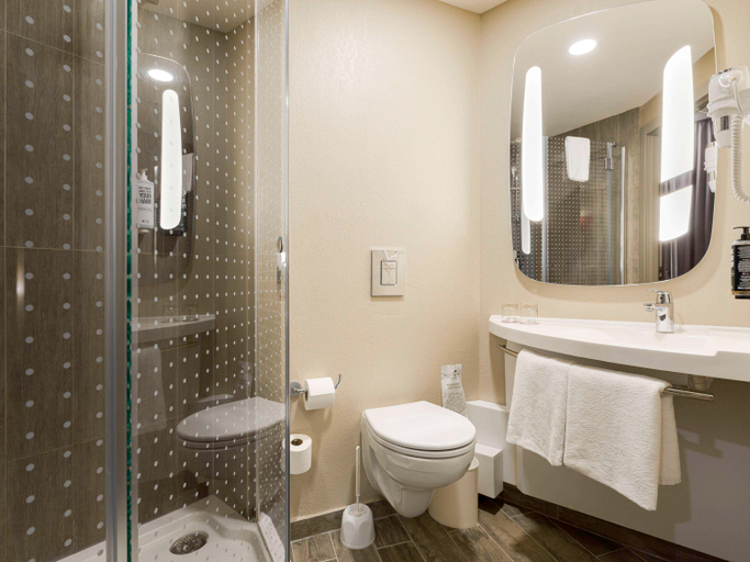 Bathroom 5, ibis Kyiv Railway Station, Solomians'kyi