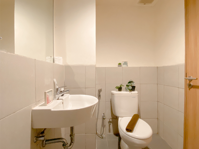 Bathroom 5, Comfy Studio Apartment at Bogor Icon By Travelio, Bogor