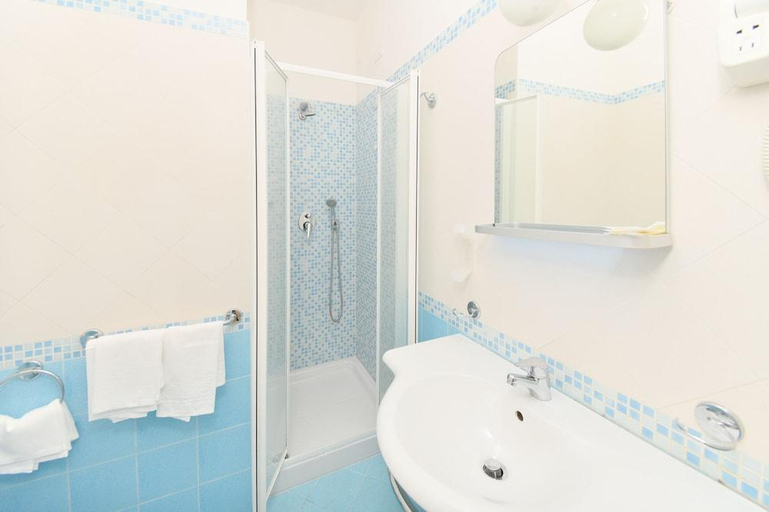 Bathroom 4, Albergo Atlantic, Napoli