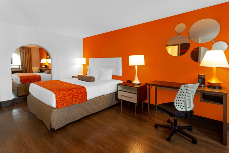 Bedroom 3, Howard Johnson by Wyndham Waukegan Great Lakes, Lake